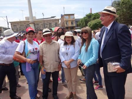 ALEGRÍA Y CELEBRACIÓN EN EL PARQUE CENTRAL DE JIPIJAPA POR QUE LA UNESUM RECIBIÓ CERTIFICADO DE ACREDITACIÓN C.