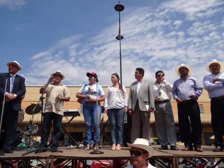 MARCHA Y PROCLAMAS EN EL PARQUE CENTRAL DE JIPIJAPA POR ACREDITACIÓN DE LA UNESUM.