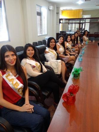 CANDIDATAS A REINA 2017 UNESUM CONFRATERNIZARON CON EL RECTOR