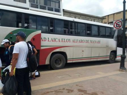 ULEAM Y UNESUM COLABORAN CON LOS DAMNIFICADOS DEL INVIERNO. HABITANTES DE LA COMUNA PISLOY DE ABAJO EN EL ALBERGUE DE LA ESCUELA FRANCISCA VERA ROBLES
