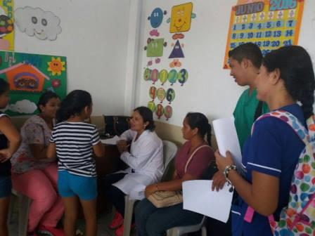 MÉDICOS DE LA ULEAM TRABAJANDO EN LOS ALBERGUES DE JIPIJAPA-HABITANTES DEL SITIO COMUNITARIO PISLOY ABAJO