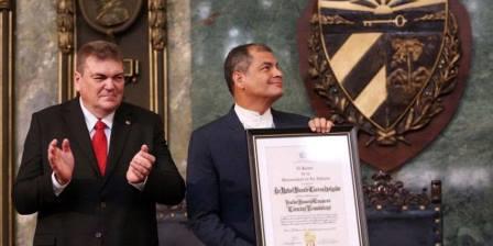 PRESIDENTE CORREA RECIBIÓ DOCTORADO HONORIS CAUSA EN CIENCIAS ECONÓMICAS POR LA UNIVERSIDAD DE LA HABANA. DR. OMELIO BORROTO RECTOR DE LA UNESUM INVITADO