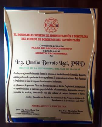 CUERPO DE BOMBEROS DE PAJÁN ENTREGA RECONOCIMIENTOS AL RECTOR Y COORDINADOR DEL ÁREA DE EDUCACIÓN CONTÍNUA Y RESPONSABLE DE CECADEL-PAJÁN, DE LA UNIVERSIDAD ESTATAL DEL SUR DE MANABÍ.