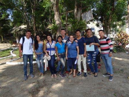 DOCENTES Y ESTUDIANTES EN LAS DIFERENTES SESIONES DE CLASES EN EL CAMPUS LOS ÁNGELES DE LA UNESUM