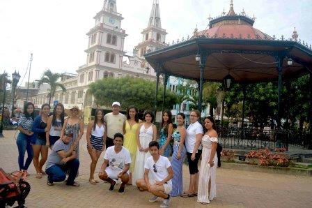 REVISTA RADIAL SEMANAL “FACETAS” TRANSMITIÓ ESTE SÁBADO DESDE EL PARQUE CENTRAL DE JIPIJAPA LAS ACTIVIDADES QUE PREPARAN LAS AUTORIDADES UNIVERSITARIAS DE LA UNESUM PARA CELEBRAR EL XVII ANIVERSARIO DE CREACIÓN