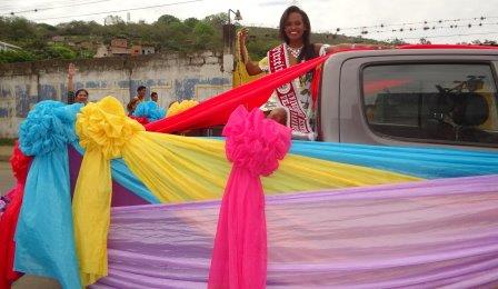 LAURITA MARQUÍNEZ VALENCIA VIRREINA DE LA UNESUM, GUAPA Y GALANTE EN SU CARRO ALEGÓRICO EN EL PREGÓN UNIVERSITARIO UNESUM 2018.