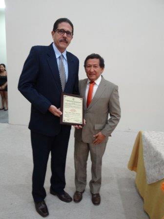 DOCENTES RECIBEN PLACAS DE RECONOCIMIENTO DE LA UNESUM EN EL MARCO DE LA CELEBRACIÓN DEL XVII ANIVERSARIO DE CREACIÓN