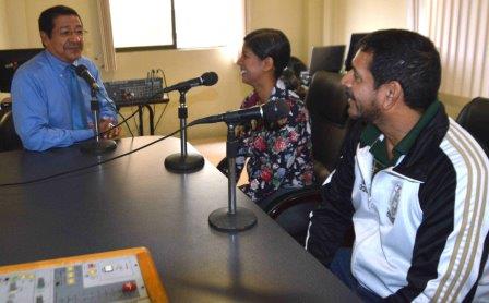 DIRECTORA DEL  ÁREA DE CULTURA Y SABERES ANCESTRALES JESENIA HERMINIA MORÁN Y RUBÉN ACEBO DE LA COORDINACIÓN DE DEPORTES ENTREVISTADOS EN UNESUM RADIO ONLINE