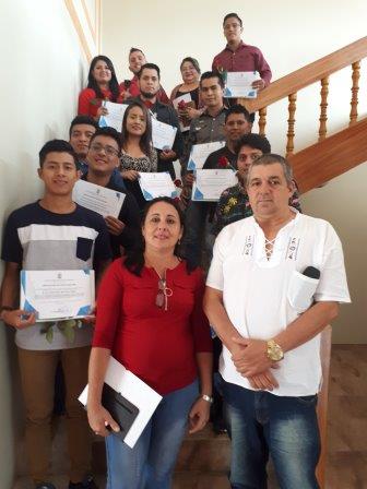 JULIO PINO Y LIC. DAYLI NIEBLAS CARMONA JUNTO A LOS ESTUDIANTES