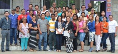 ALUMNOS, DOCENTES, Y RESPONSABLES DEL CONVENIO CARE-UNESUM POSAN PARA EL LENTE DEL DEPARTAMENTO DE COMUNICACIÓN DE LA UNESUM