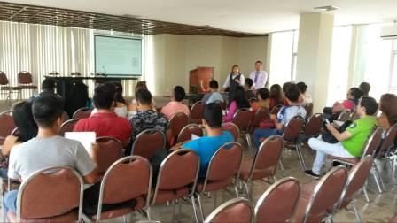 DELEGADOS DEL SRI DICTAN CURSO DE CAPACITACIÓN A ESTUDIANTES DE LA UNESUM