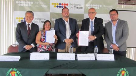 DOCUMENTO QUE AVALA EL SEGUNDO CONTRATO COLECTIVO DE TRABAJO ENTRE LA UNESUM Y LOS TRABAJADORES DEL CÓDIGO DE TRABAJO