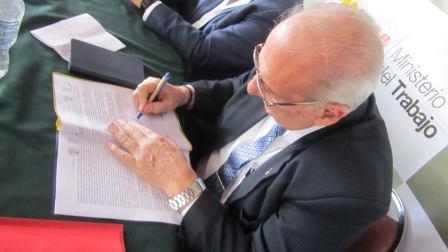 FIRMA DEL SEGUNDO CONTRATO COLECTIVO DE TRABAJO ENTRE LA UNESUM Y EL COMITÉ CENTRAL ÚNICO DE TRABAJADORES