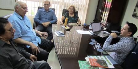 VISITA DEL RECTOR DE LA UNESUM AL DIRECTOR DE LA ESTACIÓN EXPERIMENTAL INIAP DE PORTOVIEJO