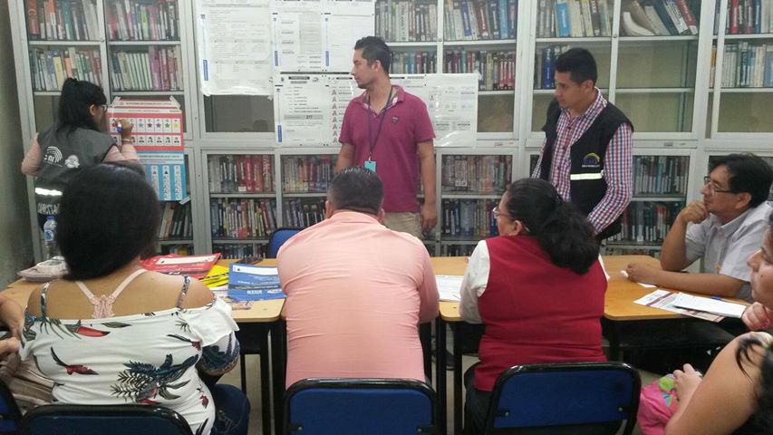 DELEGADOS DEL C.N.E-MANABÍ CAPACITAN A MIEMBROS DE LAS JUNTAS RECEPTORAS DEL VOTO EN SALÓN DE LA BIBLIOTECA UNESUM