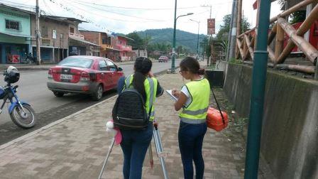 ESTUDIANTES DE LA CARRERA DE INGENIERÍA CIVIL REALIZAN PRACTICAS DE LEVANTAMIENTO TOPOGRÁFICO