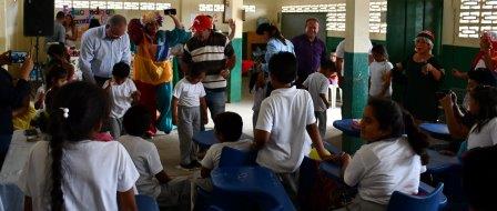 CARRERA DE MEDIO AMBIENTE DE LA UNESUM AGASAJA A NIÑOS DE LA ESCUELA DE EDUCACIÓN BÁSICA FISCAL “PAULINA DE LOS ÁNGELES GARCÍA TUMBACO” DE LA COMUNA JOA DEL CANTÓN JIPIJAPA