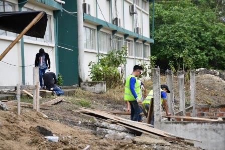 ESTUDIANTES DEL NOVENO SEMESTRE CONSTRUYEN AULA DE INVESTIGACIÓN EN EL CAMPUS